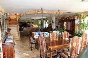 ein Esszimmer mit einem Holztisch und Stühlen in der Unterkunft Ti Er Mad in Kernascléden