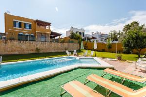 basen z dwoma krzesłami i dom w obiekcie Bonito Chalet Con Vistas w mieście Sanlúcar de Barrameda