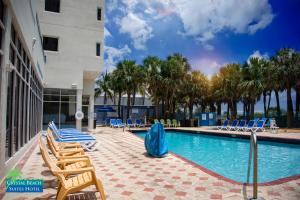 Basen w obiekcie Crystal Beach Suites Miami Oceanfront Hotel lub w pobliżu