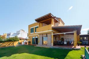 Willa z trawnikiem przed nią w obiekcie Bonito Chalet Con Vistas w mieście Sanlúcar de Barrameda