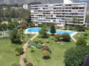 widok z powietrza na duży budynek apartamentowy z basenem w obiekcie MALAGUEÑA VIEWS w mieście Torremolinos
