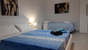 - une chambre avec un lit doté d'une couverture bleue dans l'établissement Casa Dell'Artista 2, à Salerne 16 autres photos