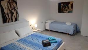 une petite chambre avec deux lits et un canapé dans l'établissement Casa Dell'Artista 2, à Salerne