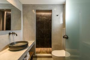 Koupelna v ubytování Aggello Boutique Hotel