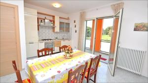 A kitchen or kitchenette at LE NOBILI DIMORE - appartamenti a Gallipoli