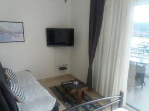 sala de estar con sofá y TV de pantalla plana en Villa Espero, en Trogir