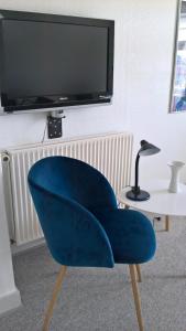 ThyborønにあるJernbanegade 13.1の青い椅子、テーブル、テレビ付