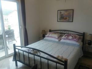 um quarto com uma cama e uma grande janela em Villa Espero em Trogir