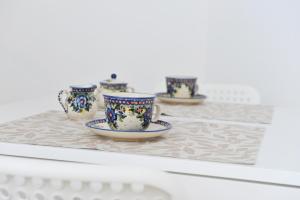 a row of blue and white cups on a counter at Holiday house Lual in Agerola