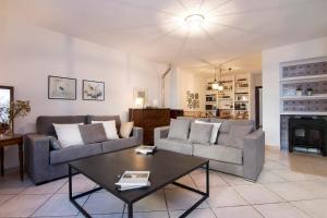 Sala de estar con 2 sofás y mesa de centro en tuGuest Pool House Albaicin, en Granada