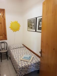 una camera da letto con un letto e un sole sul muro di Tower of the Bear Flat a Torre dell'Orso