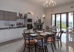 Villa Alemi' في Rivello: مطبخ وغرفة طعام مع طاولة وكراسي