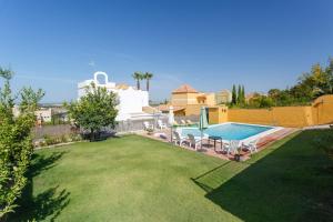 duży dziedziniec z basenem i domem w obiekcie Bonito Chalet Con Vistas w mieście Sanlúcar de Barrameda +62 zdjęcia