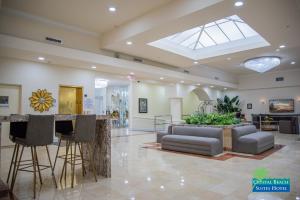 TV a/nebo společenská místnost v ubytování Crystal Beach Suites Miami Oceanfront Hotel