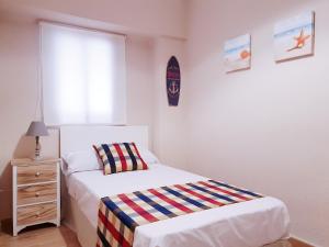 バレンシアにあるValencia Sun Beachのベッドルーム1室(ベッド1台、ドレッサー、窓付)