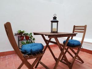 バレンシアにあるValencia Sun Beachの木製テーブル(椅子2脚、ランプ付)
