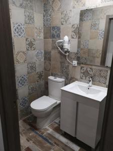 La salle de bains est pourvue de toilettes et d'un lavabo. dans l'établissement Fermont Playa Foz, à Foz