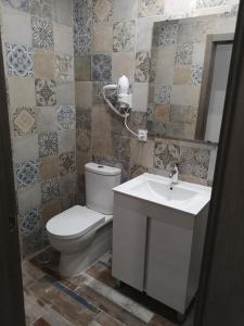La salle de bains est pourvue de toilettes et d'un lavabo. dans l'établissement Fermont Playa Foz, à Foz