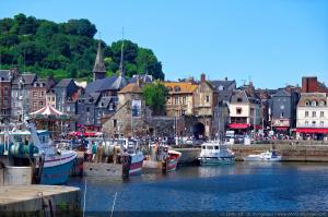 un grupo de barcos están atracados en un puerto en Le Studio 54 en Honfleur