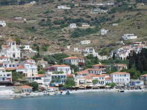 un villaggio sulla riva di un corpo d'acqua di Meltemi a Mpatsi (Batsi)