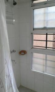 baño con ducha y ventana en Blue House en Buenos Aires