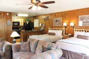 ein Wohnzimmer mit 2 Betten und einem Sofa in der Unterkunft Copper King Lodge in Red River