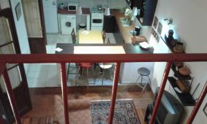 una vista aérea de una cocina con encimera en Blue House en Buenos Aires