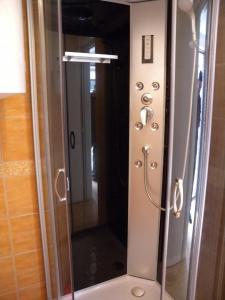 una doccia con porta in vetro in bagno di Apartment Balatonbereny 9 a Balatonberény