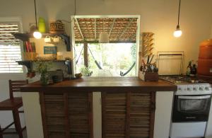 Η κουζίνα ή μικρή κουζίνα στο Casa Lolô Atins +18 φωτογραφίες