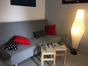 ガリポリにあるBaia Verde Biloのリビングルーム(ソファ、枕、テーブル付)