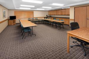 una clase con mesas y sillas en una habitación en AmericInn by Wyndham Iowa Falls en Iowa Falls