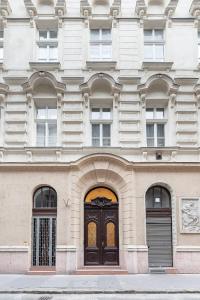 ブダペストにあるErkel Boutique Apartment–Chic flat by Market Hallの大きな扉が前に建つ建物