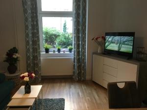 sala de estar con TV y ventana en Ferienwohnung Atze en Berlín