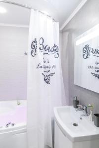 Kúpeľňa v ubytovaní Studio Suite near Lake with Jacuzzi