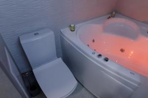 Kúpeľňa v ubytovaní Studio Suite near Lake with Jacuzzi