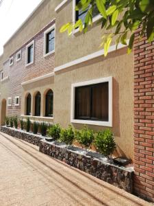 un edificio con plantas a su lado en Posada del Cielo en Asunción