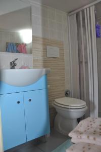 y baño con lavabo blanco y aseo. en Feudi Spada casa vacanze, en Orvieto
