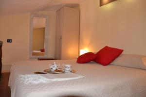 Un dormitorio con una cama con un plato de comida. en Feudi Spada casa vacanze, en Orvieto
