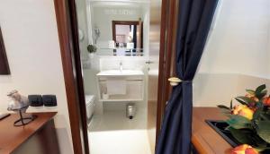 Vannituba majutusasutuses Historic Boutique Hotel Cattaro
