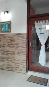 eine Tür mit einem Fenster mit einem Vorhang darauf in der Unterkunft Hotel Residencial Casal in La Paz