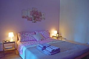 um quarto com uma cama com toalhas em Dependance Miluna em Nettuno
