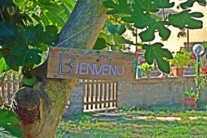 a sign on the side of a tree at Dependance Miluna in Nettuno