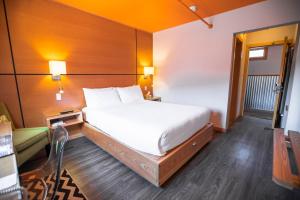 Voodi või voodid majutusasutuse Adventure Hotel toas