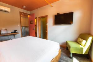 Televiisor ja/või meelelahutuskeskus majutusasutuses Adventure Hotel