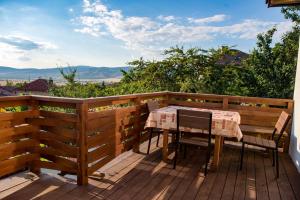 萨帕雷瓦巴尼亚Sapareva Kashta的一个有桌子和椅子的木甲板