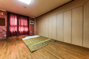 Ένα ή περισσότερα κρεβάτια σε δωμάτιο στο Kyungha Spa Hotel