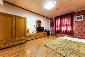 Ένα ή περισσότερα κρεβάτια σε δωμάτιο στο Kyungha Spa Hotel