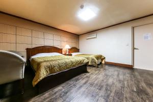 Ένα ή περισσότερα κρεβάτια σε δωμάτιο στο Kyungha Spa Hotel