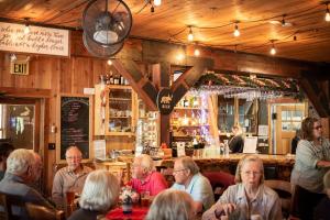 un grupo de personas sentadas en un bar en Arrowhead Mountain Lodge, en Cimarron
