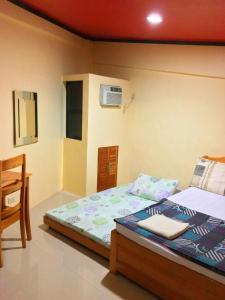 A bed or beds in a room at Fully AC 3BR House for 8pax near Airport and SM with 100mbps Wifi